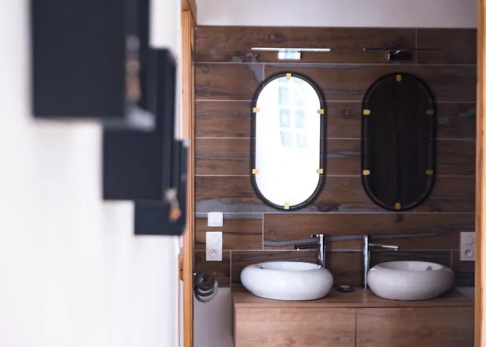 Le Bas Chitray Couette-café 4*