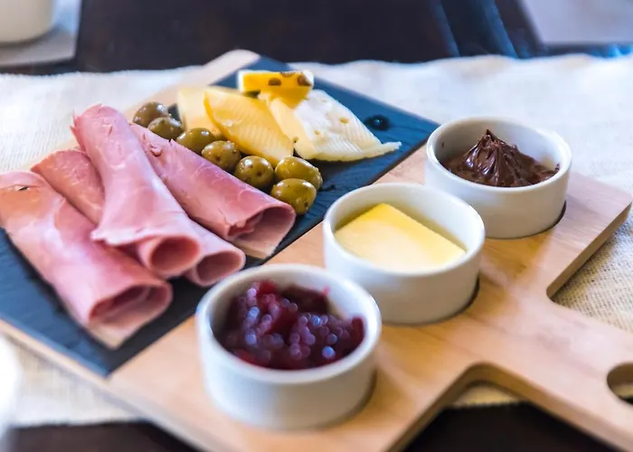 Le Bas Chitray Couette-café