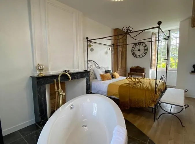 Le Bas Chitray Couette-café 4*