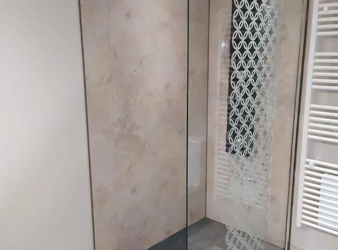 Le Bas Chitray Couette-café