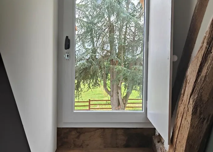 Le Bas Chitray Bed & Breakfast 4*