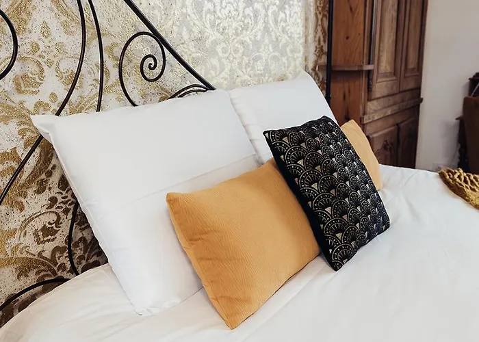 Le Bas Chitray Couette-café 4*