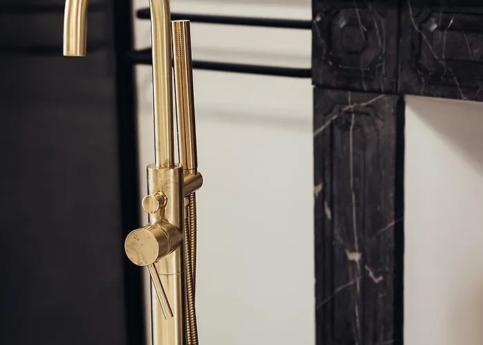 Le Bas Chitray Couette-café 4*